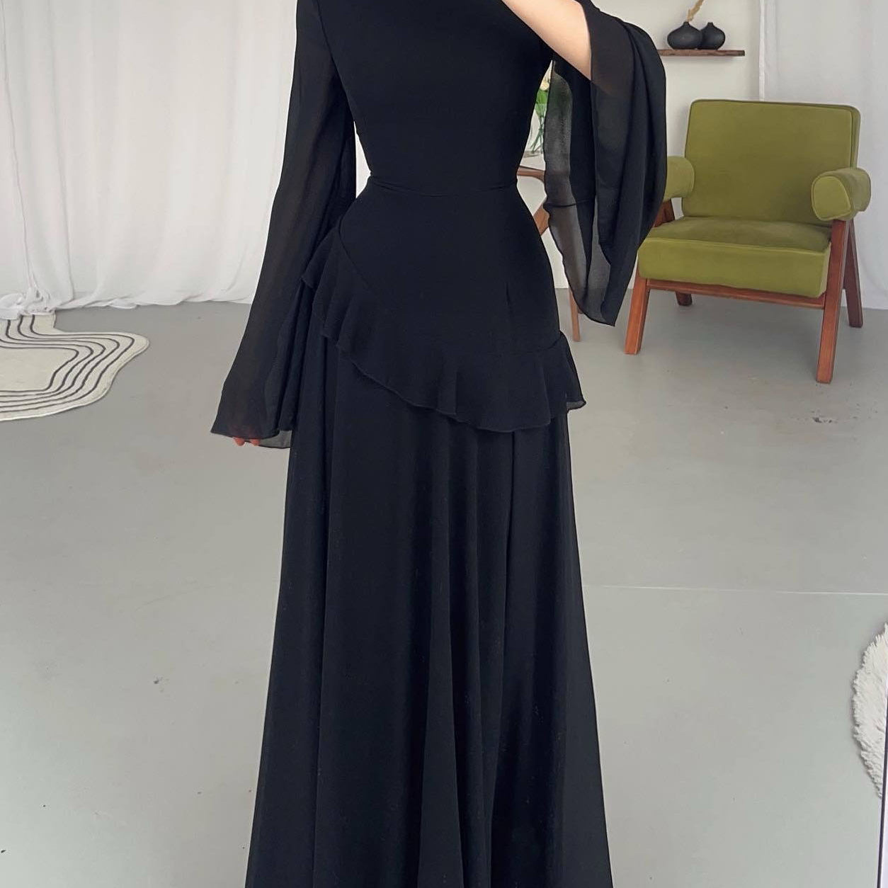 Robe mi-longue à manches lanternes et imprimé graffiti, nouée à la taille