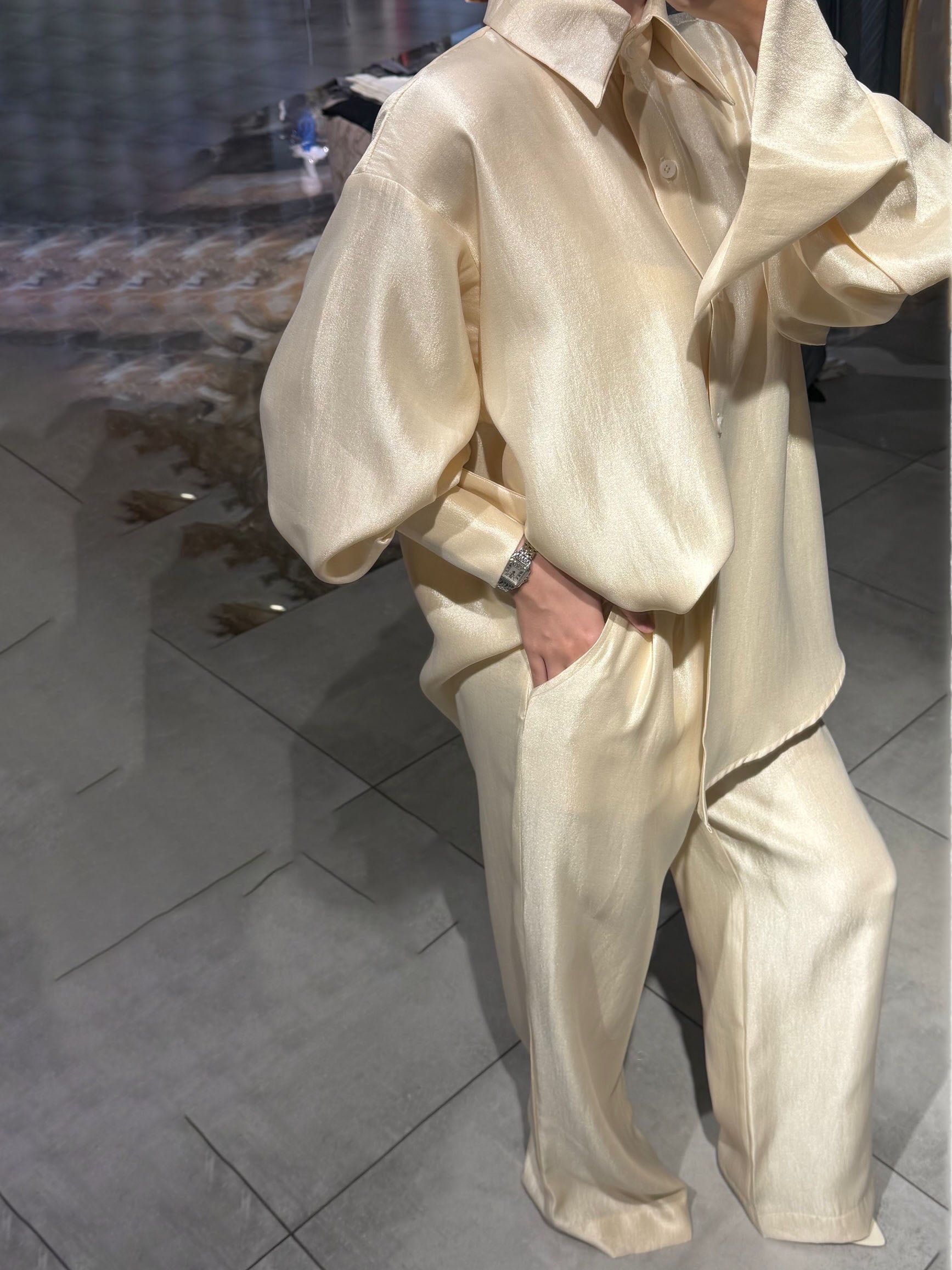 Robe mi-longue à manches lanternes et imprimé graffiti, nouée à la taille