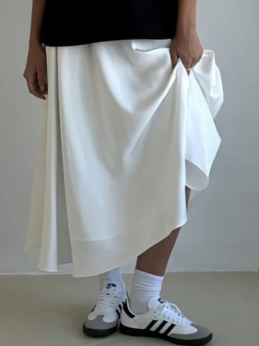 Jupe longue fluide plissée en satin à coupe trapèze