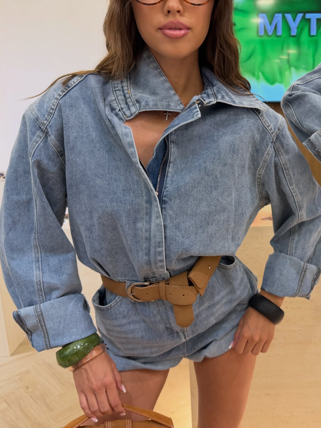 Robe mi-longue à manches lanternes et imprimé graffiti, nouée à la taille